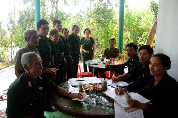 Chi hội cựu chiến binh ấp 2 góp quỹ thực hiện mô hình “ba cộng một”.